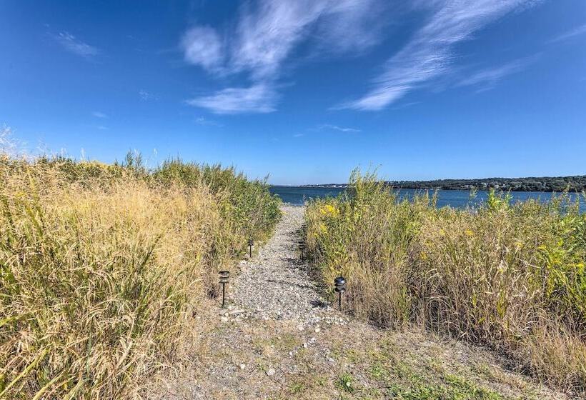 Coastal Portsmouth Home W/ Bay Access Near Newport