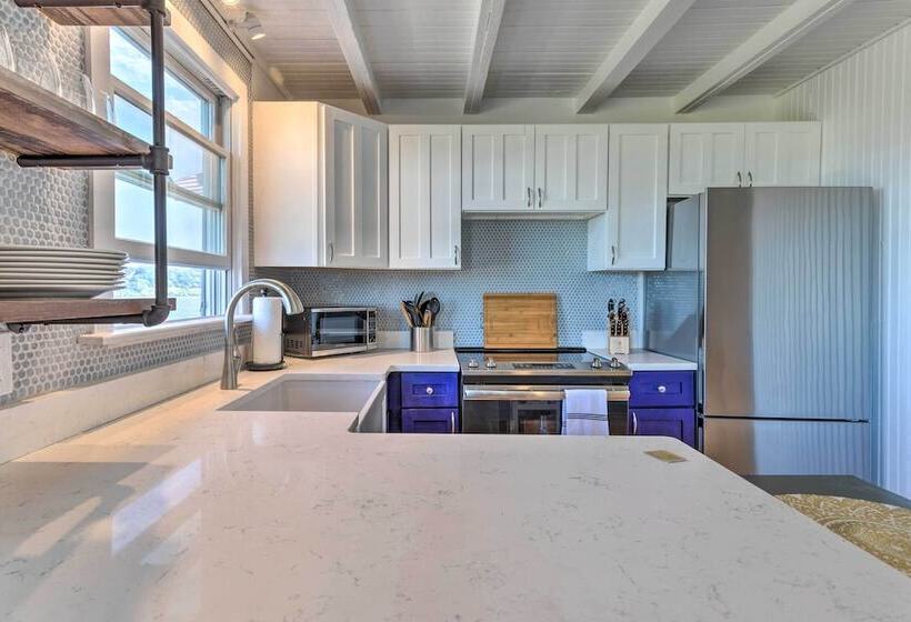 Coastal Portsmouth Home W/ Bay Access Near Newport