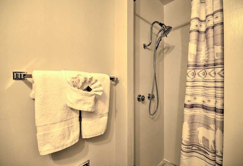 Contact Mountain Hideaway W/ Views & Porches!