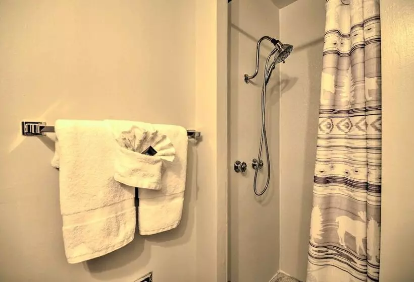 Contact Mountain Hideaway W/ Views & Porches!