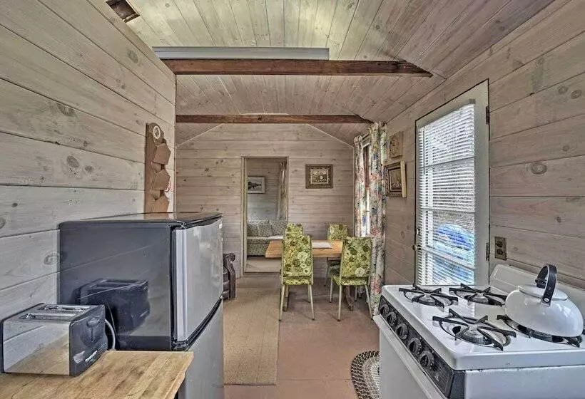 Cozy Vineyard Haven Cottage < 1 Mi To Beach!