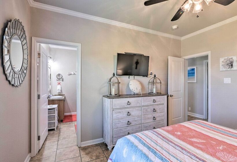 Walk To Shore: Crystal Beach Coastal Home!