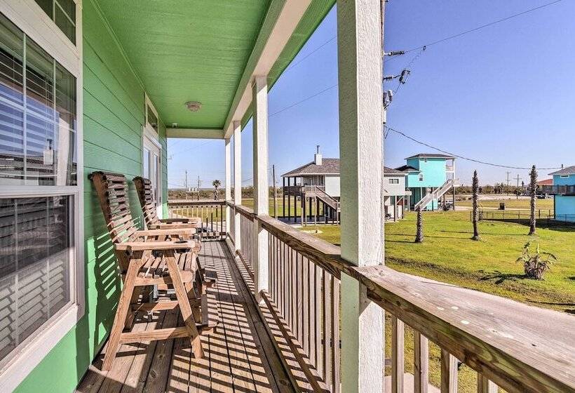 Walk To Shore: Crystal Beach Coastal Home!