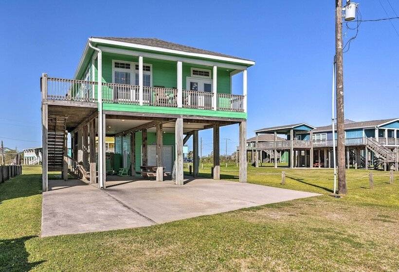 Walk To Shore: Crystal Beach Coastal Home!