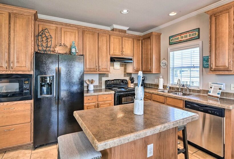 Walk To Shore: Crystal Beach Coastal Home!