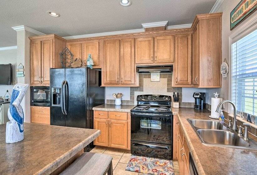 Walk To Shore: Crystal Beach Coastal Home!