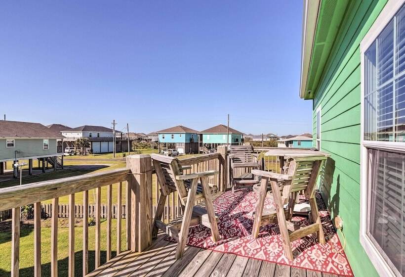 Walk To Shore: Crystal Beach Coastal Home!