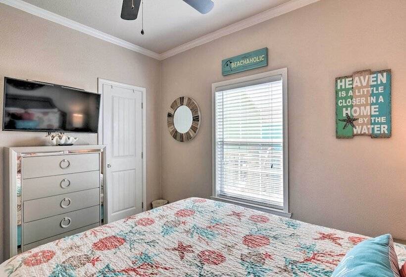 Walk To Shore: Crystal Beach Coastal Home!