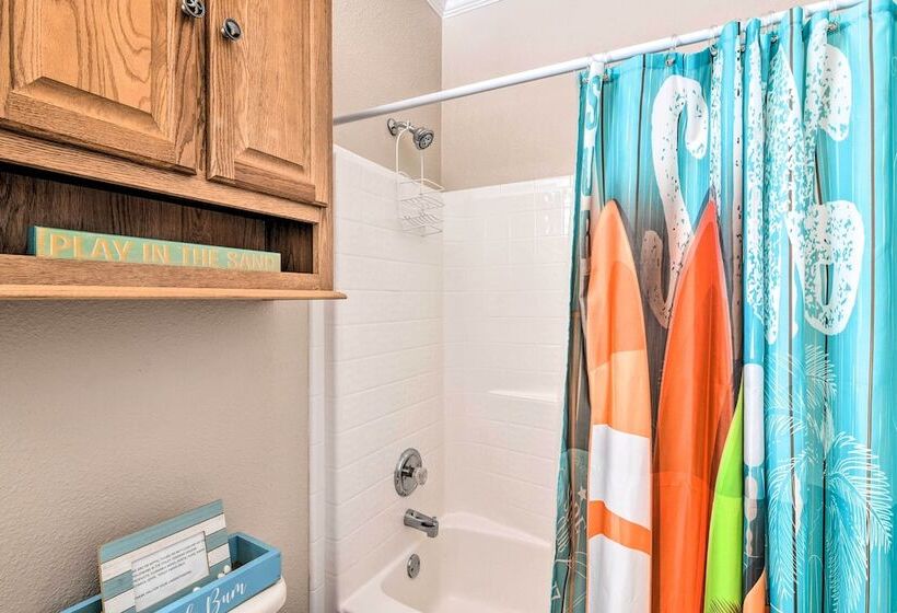 Walk To Shore: Crystal Beach Coastal Home!