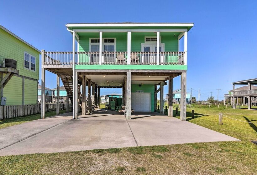 Walk To Shore: Crystal Beach Coastal Home!