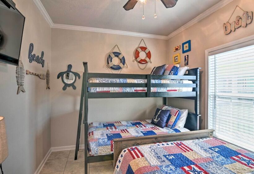 Walk To Shore: Crystal Beach Coastal Home!