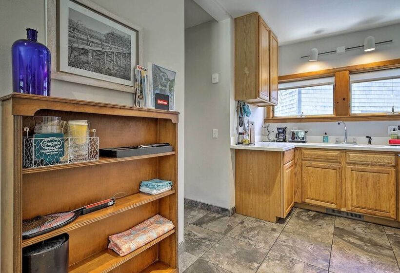 Coastal Cottage: Walk To Chipman S Cove!