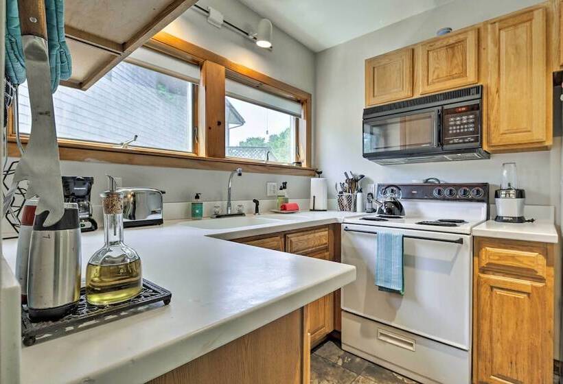 Coastal Cottage: Walk To Chipman S Cove!