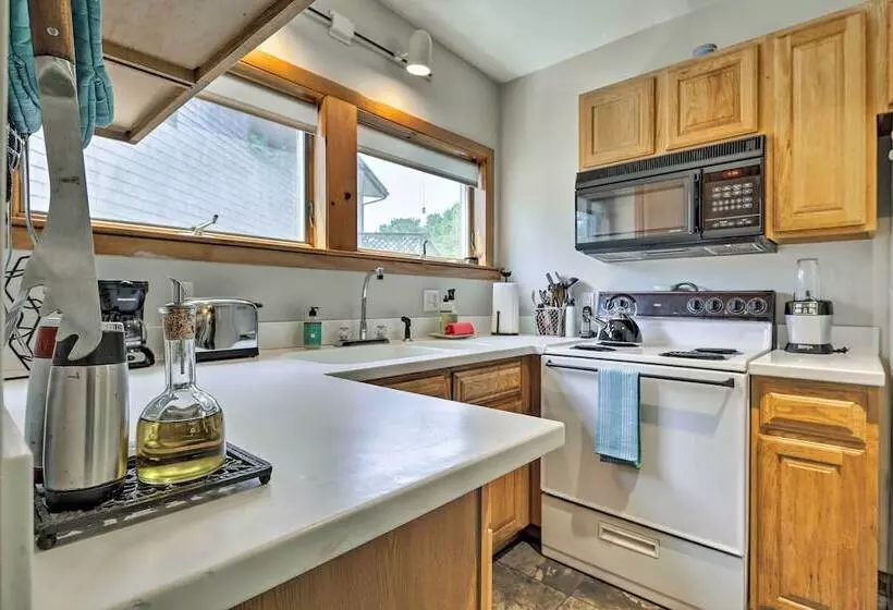 Coastal Cottage: Walk To Chipman S Cove!