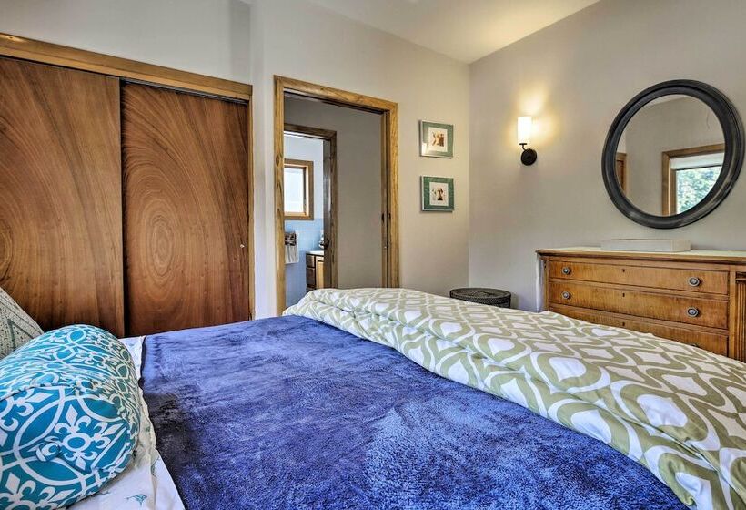 Coastal Cottage: Walk To Chipman S Cove!