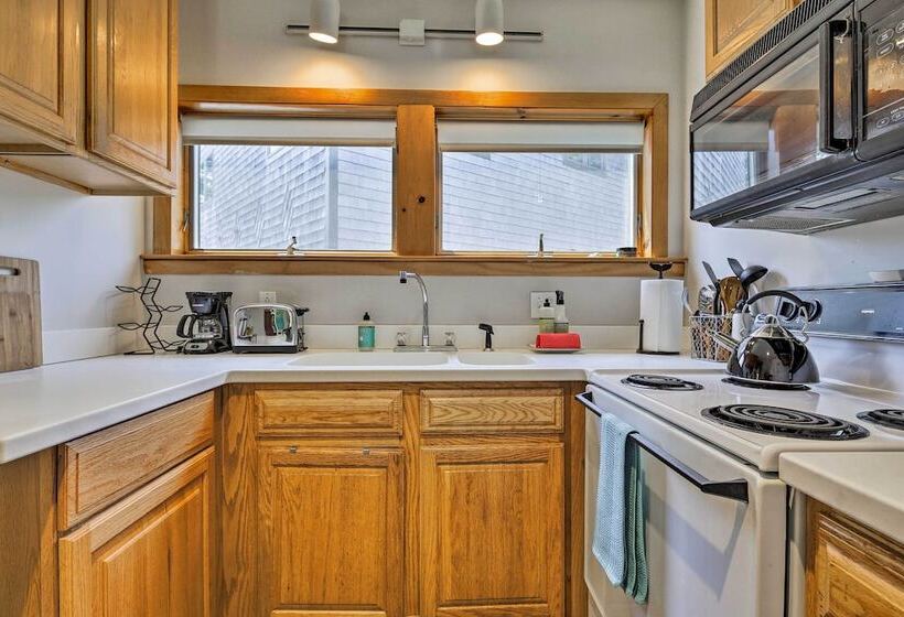 Coastal Cottage: Walk To Chipman S Cove!