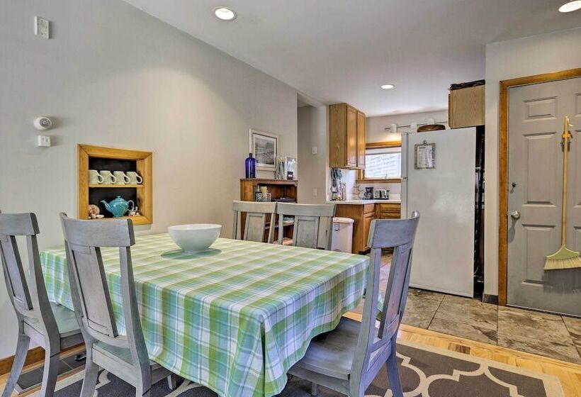 Coastal Cottage: Walk To Chipman S Cove!