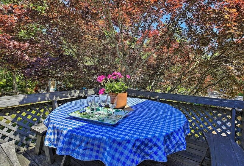 Coastal Cottage: Walk To Chipman S Cove!