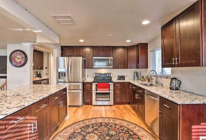 Duke & Daisy Mae S Hideaway   10 Mi To Denver!