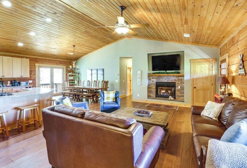 Family Cabin W/ Private Hot Tub & Views In Boone!
