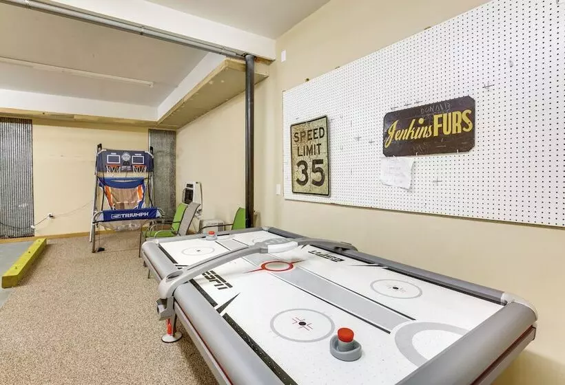 Family Cabin W/ Private Hot Tub & Views In Boone!