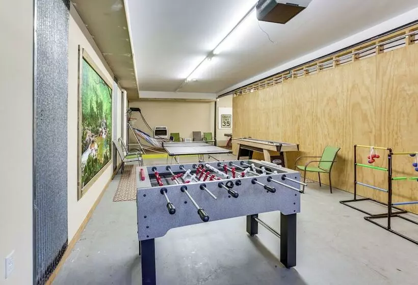 Family Cabin W/ Private Hot Tub & Views In Boone!