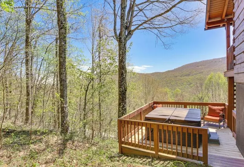 Family Cabin W/ Private Hot Tub & Views In Boone!