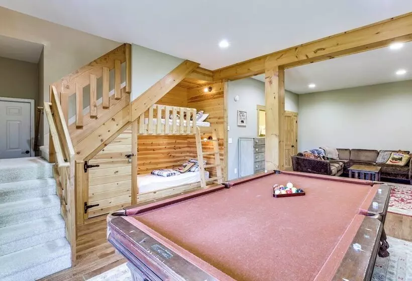 Family Cabin W/ Private Hot Tub & Views In Boone!