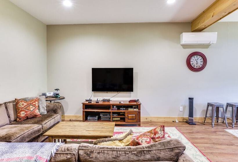 Family Cabin W/ Private Hot Tub & Views In Boone!