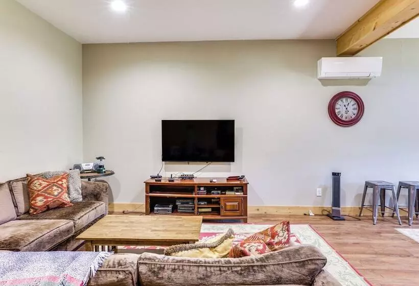 Family Cabin W/ Private Hot Tub & Views In Boone!