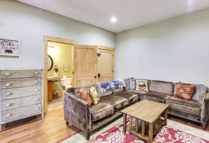 Family Cabin W/ Private Hot Tub & Views In Boone!