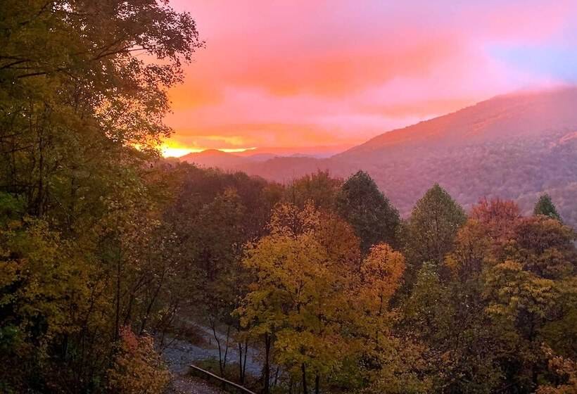 Family Cabin W/ Private Hot Tub & Views In Boone!