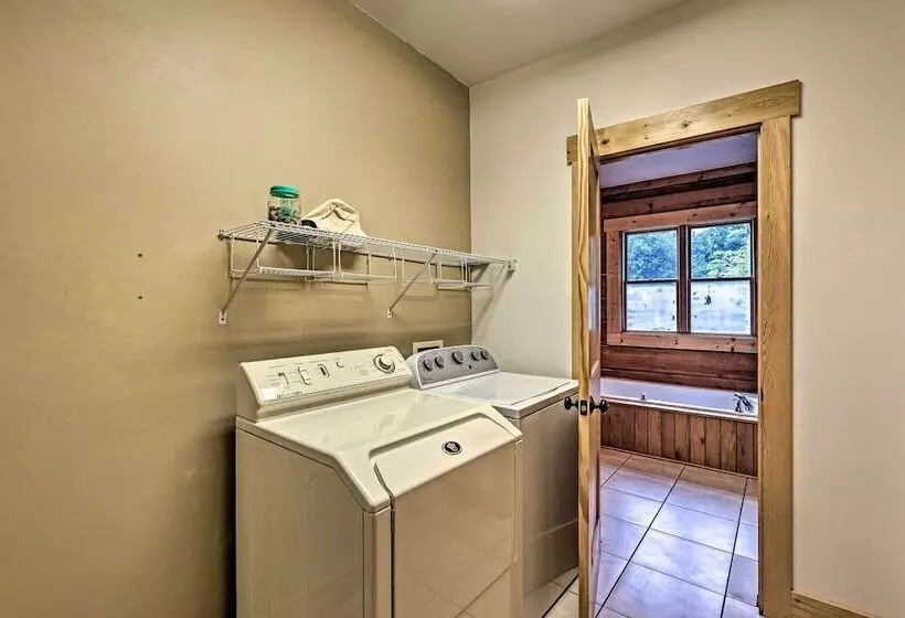 Family Cabin W/ Private Hot Tub & Views In Boone!