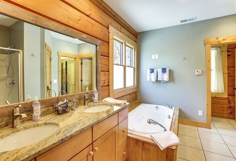Family Cabin W/ Private Hot Tub & Views In Boone!