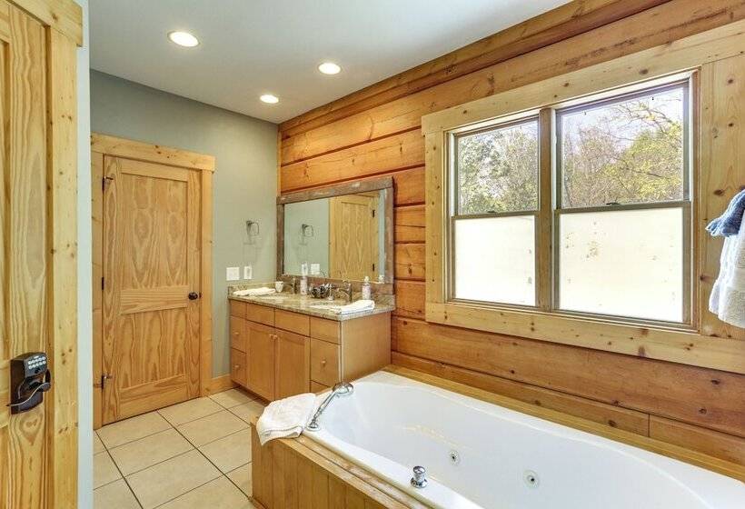 Family Cabin W/ Private Hot Tub & Views In Boone!