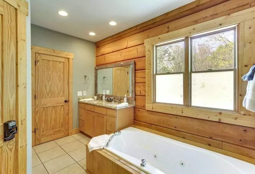 Family Cabin W/ Private Hot Tub & Views In Boone!