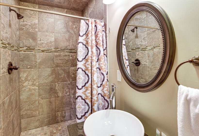 Family Cabin W/ Private Hot Tub & Views In Boone!