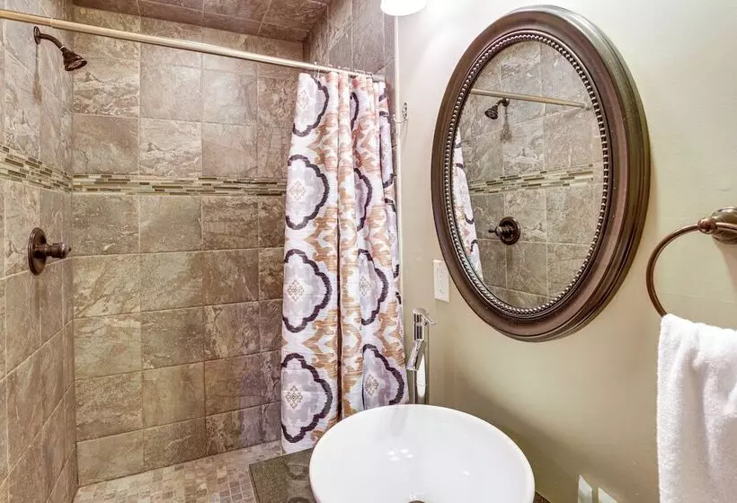 Family Cabin W/ Private Hot Tub & Views In Boone!