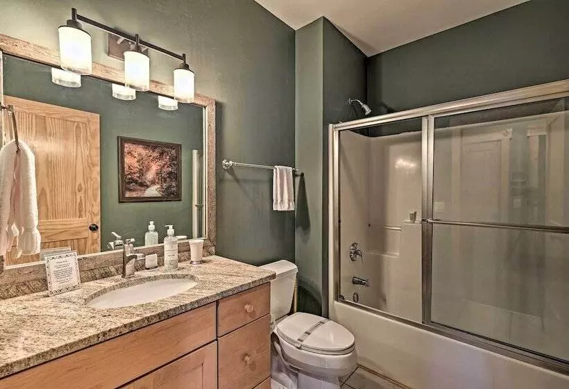 Family Cabin W/ Private Hot Tub & Views In Boone!