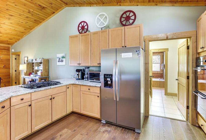 Family Cabin W/ Private Hot Tub & Views In Boone!