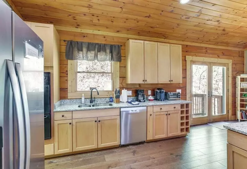 Family Cabin W/ Private Hot Tub & Views In Boone!