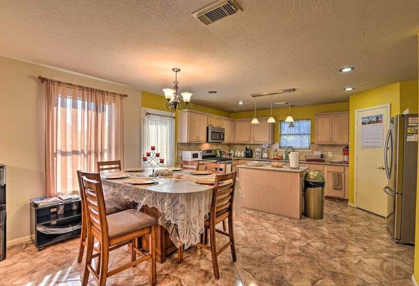Family Friendly Home ~ 12 Mi To Space Center!