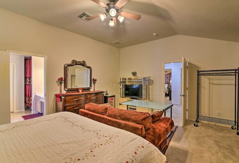 Family Friendly Home ~ 12 Mi To Space Center!