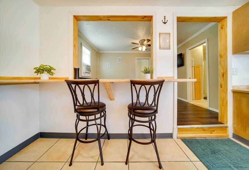 Geneva Cottage W/ Patio Walk To Park, Lake Erie!