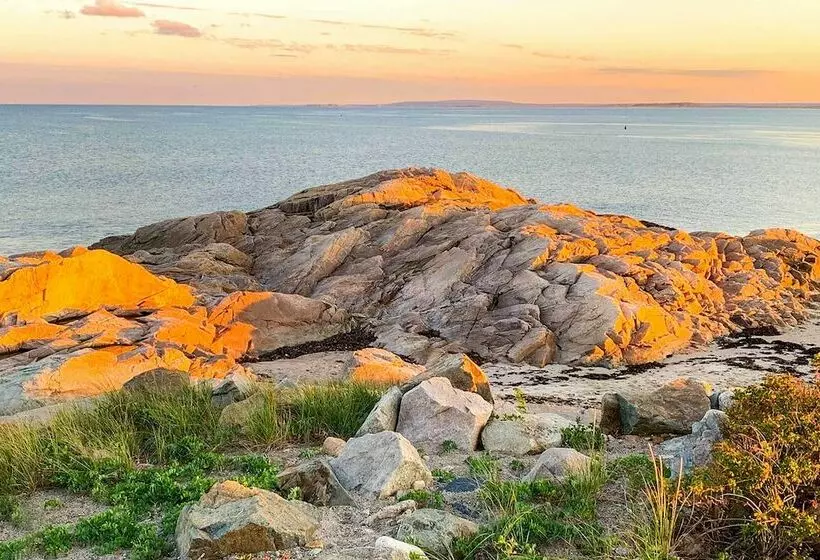 Historic Cottage W/ Beautiful Oceanfront View