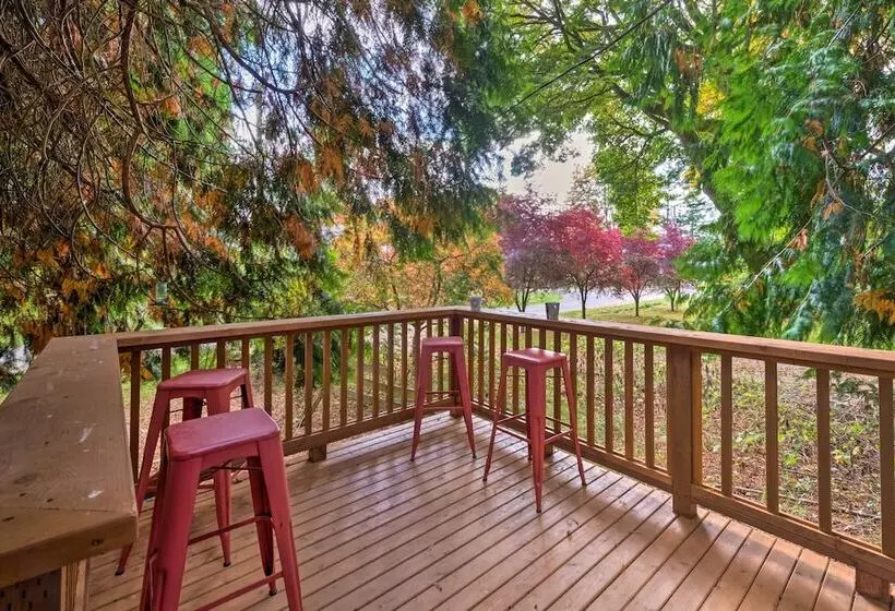 House W/ Deck On Whidbey Island, 1 Mi From Shore!