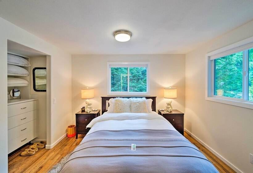 House W/ Deck On Whidbey Island, 1 Mi From Shore!