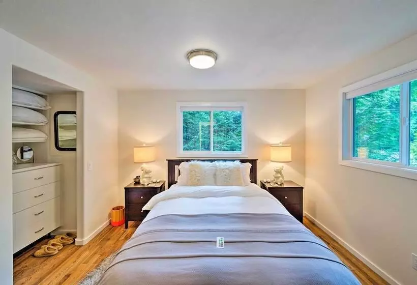 House W/ Deck On Whidbey Island, 1 Mi From Shore!