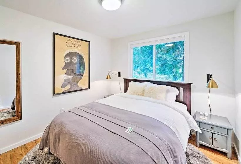 House W/ Deck On Whidbey Island, 1 Mi From Shore!