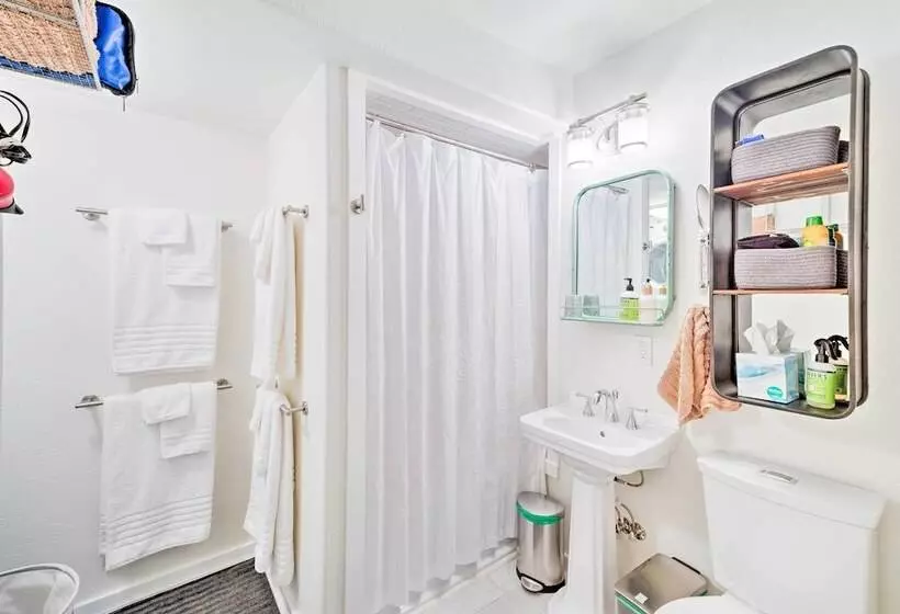 House W/ Deck On Whidbey Island, 1 Mi From Shore!